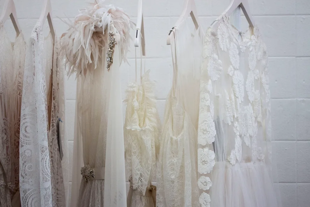 The morning of your wedding, hour by hour