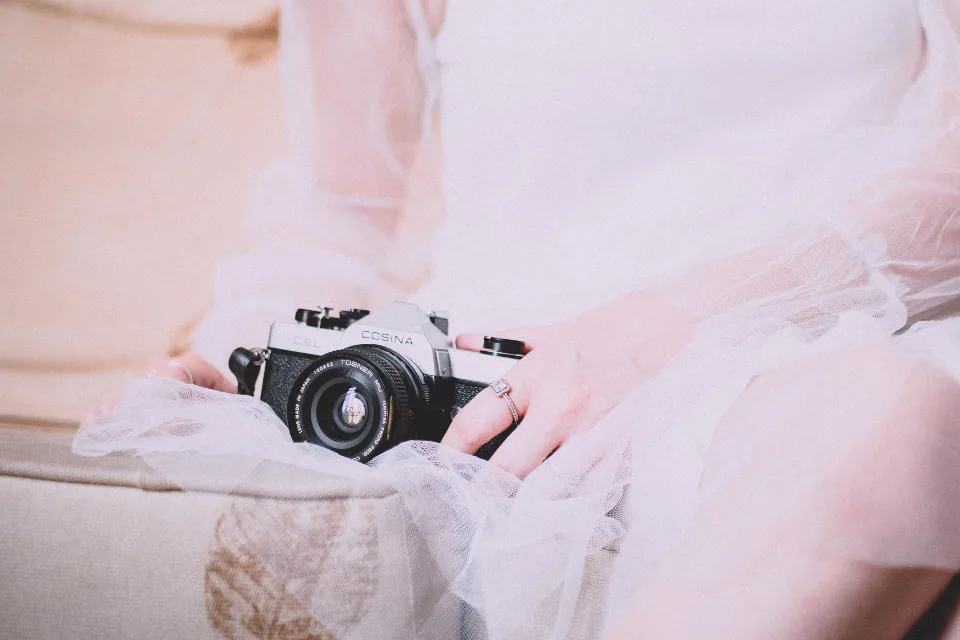 How to choose a wedding photographer: styles, questions and red flags